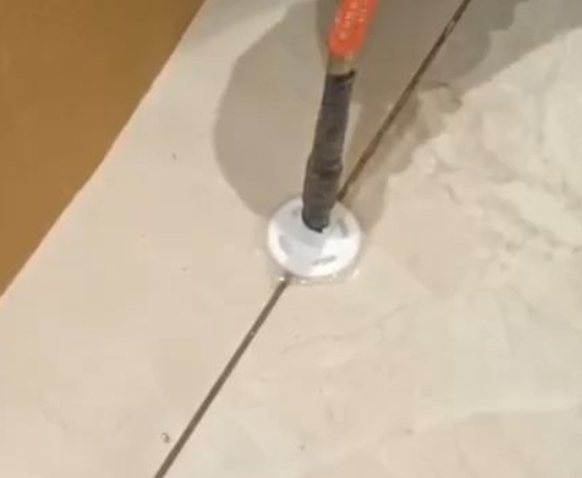 民权瓷砖空鼓维修公司专业解答瓷砖在铺贴过程中，如果没有涂抹均匀到位的粘结材料（如水泥砂浆或瓷砖胶），可能会导致以下问题